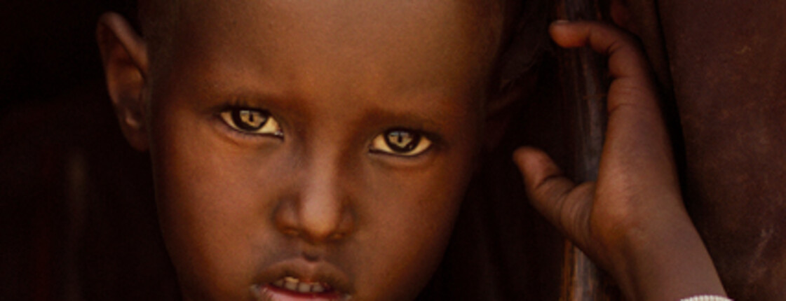 Porträt eines afrikanischen Kindes mit ernstem Blick